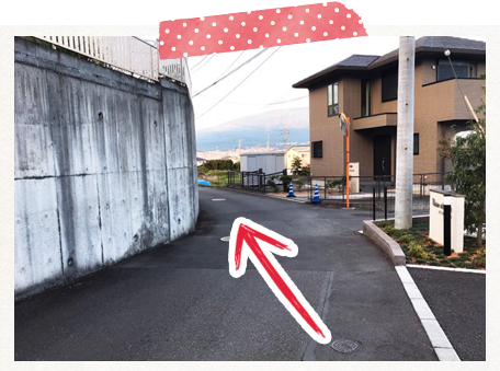この道を直進すると、Mioritomoの駐車場です。